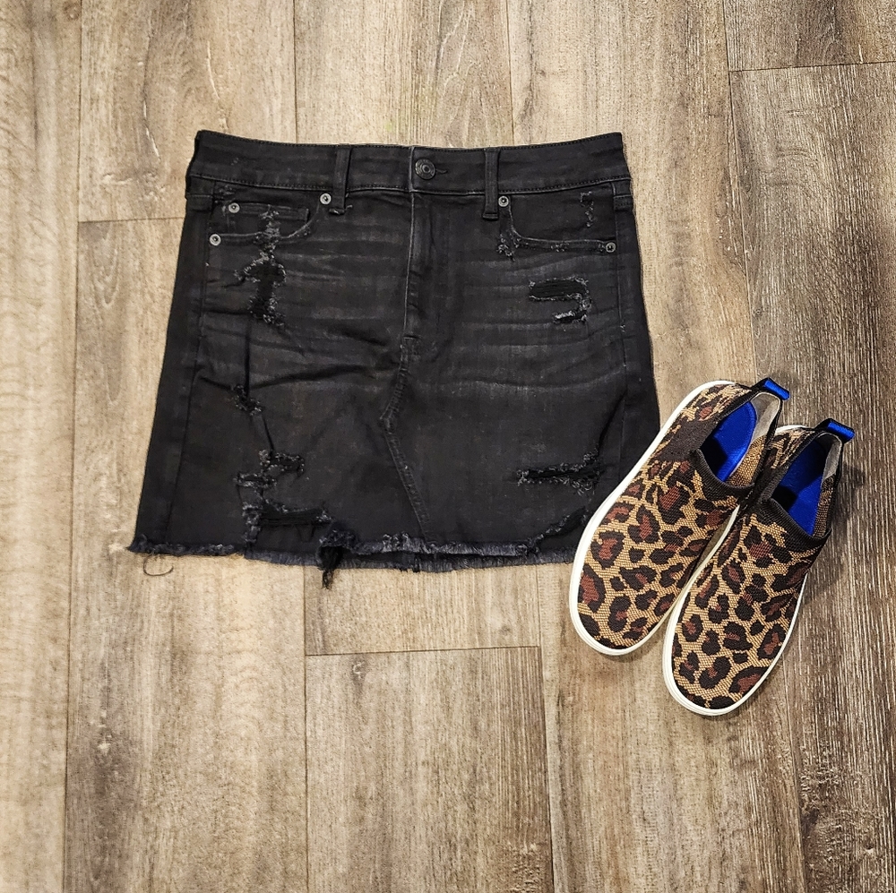 *NWT* American Eagle Next Level Stretch High Rise Black Denim Mini Skirt - Picture 2 of 5